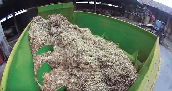 Bonino-carri-miscelatori-distributori-danno-prodotto-corto-in-meno-tempo-mixer-distributors-shorter-product-less-time-remorque-mélangeuse-distributrice-pour-un-produit-court-en-moins-de-temps-remolque-mezclador-de-forraje-distribuidor-para-un-producto-rapido-en-menos-tiempo-Mischwagen-Verteilerwagen-für-Zerkleinerung-in-kürzerer-Zeit